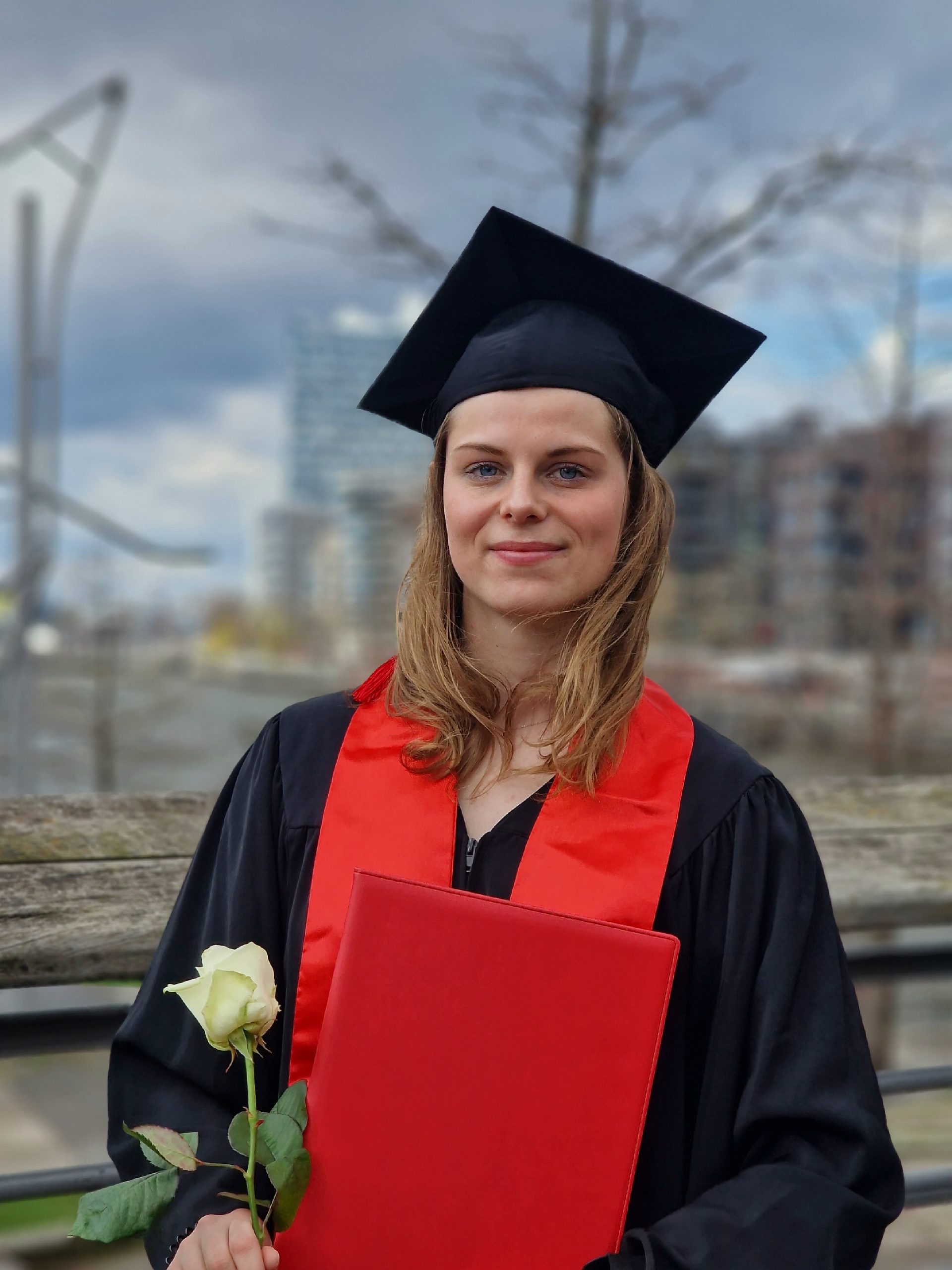 Psychologin Annsophie Voelkner im Talar Psychologin Annsophie Voelkner im Talar